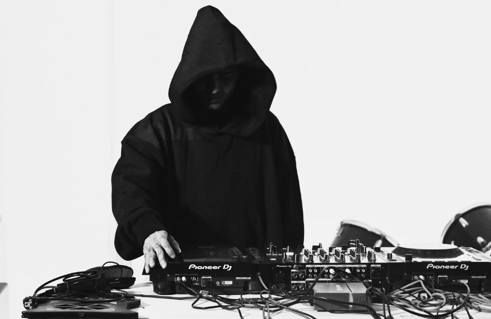 Delhi Underground Techno DJ for Event Organizers and Clubs | Avnavion