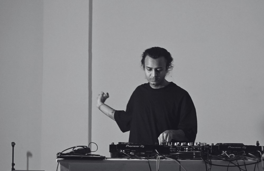 Techno DJ in Delhi Noida Redefining Underground Club Nights | Avnavion