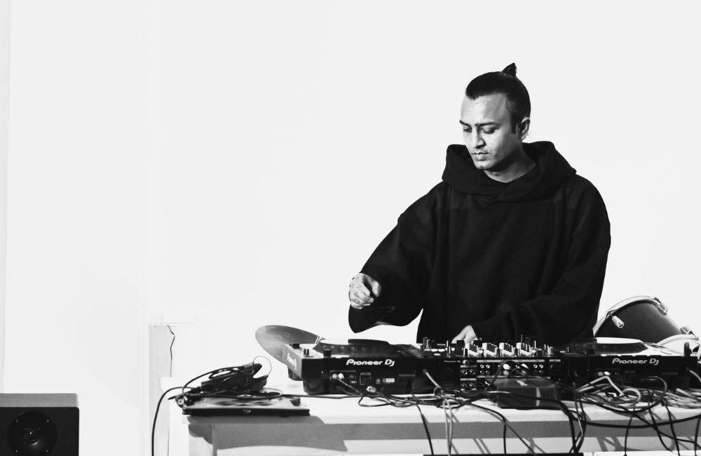 Underground Techno DJ in Delhi for Nightclubs and Brand Events | Avnavion