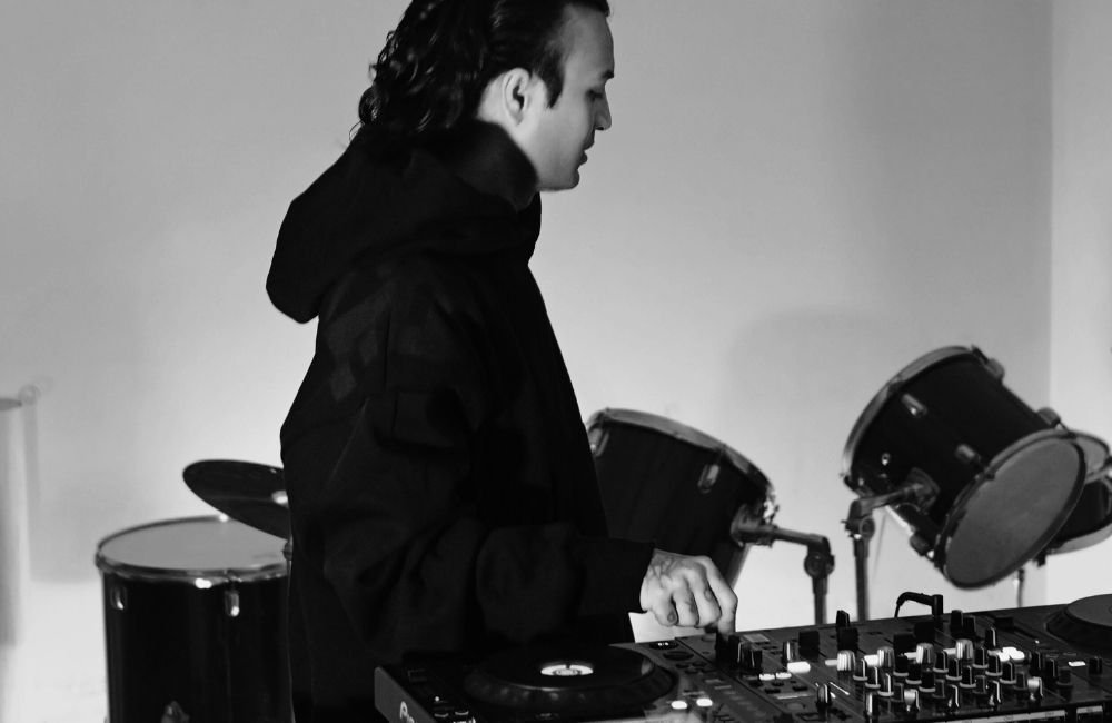 Book a Techno DJ in Delhi for Premium Club Nights | Avnavion